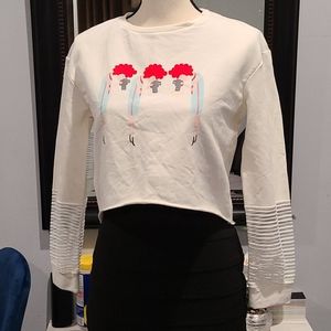 Crop sweatshirt with fotographer girl desi…